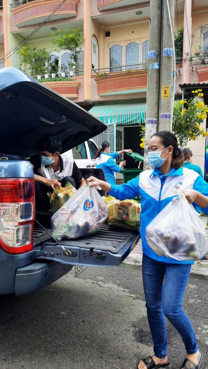 Trao quà đến người dân ở P.Phước Long A (ngày 18/09/2021)